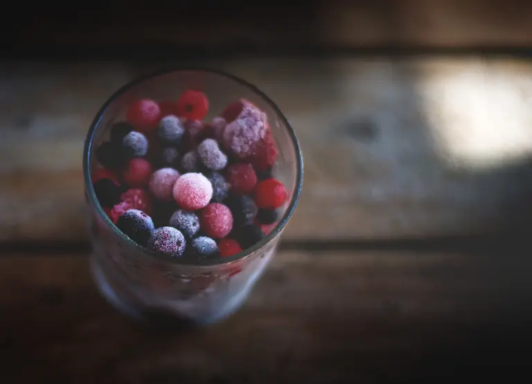 Frische Beeren gepflückt vom Feld.