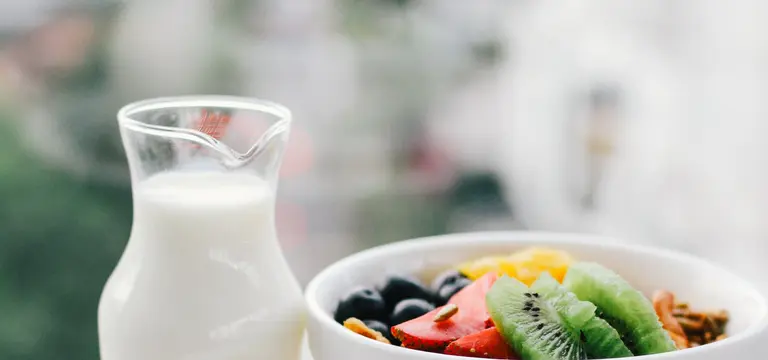 Frische Landmilch auch in Bioqualität vom Landwirt. Regional vom Bauernhof, der Milchtankstelle oder vom Markt um die Ecke.