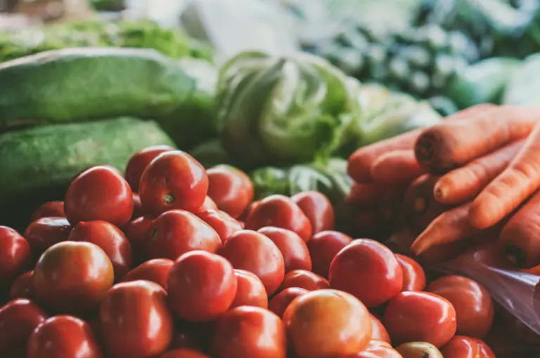  Frisches Gemüse auf dem Wochenmarkt direkt vom Landwirt