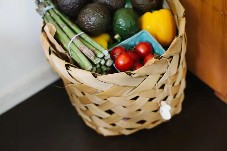 Frisches Obst und Gemüse vom Landwirt um die Ecke. Regional vom Bauernhof oder vom Markt nebenan. 