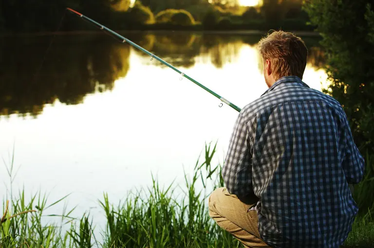 Frischer Fisch für zu Hause. Angeln am Fischteich